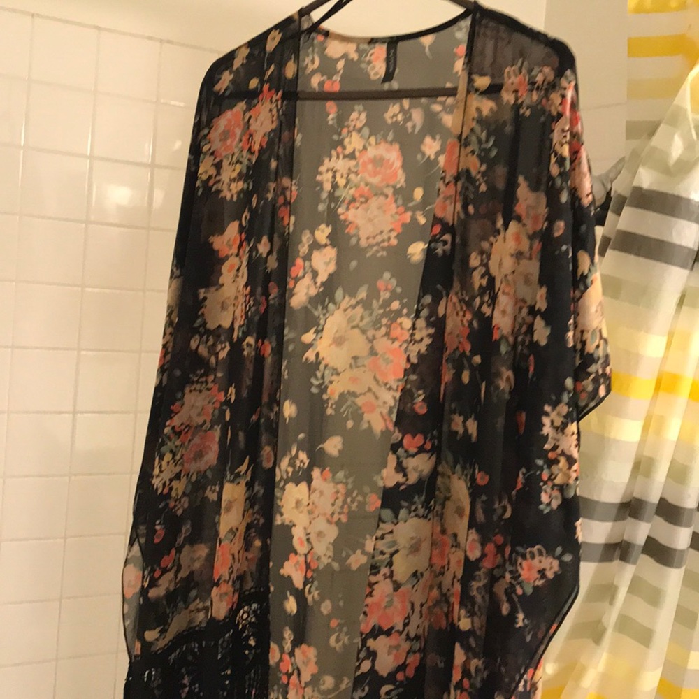 Floral print kimono with fringe at the bottom